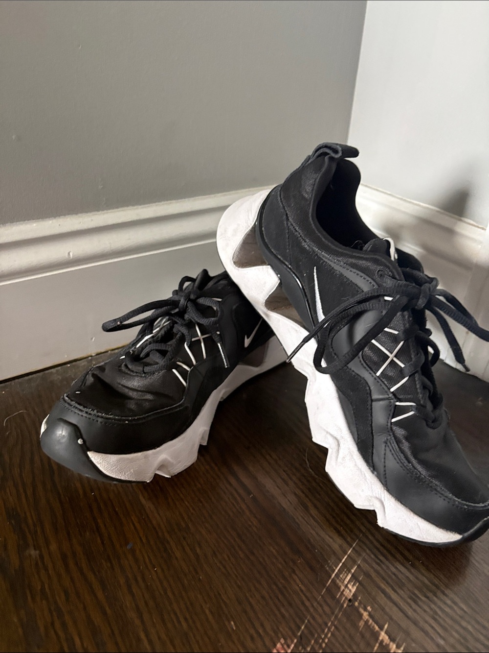 Nike RYZ 365 Women’s Black/White Chunky Platform Shoes Size